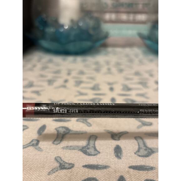 NYX Lip Pencil in Shade 828 Ever - Picture 3 of 5
